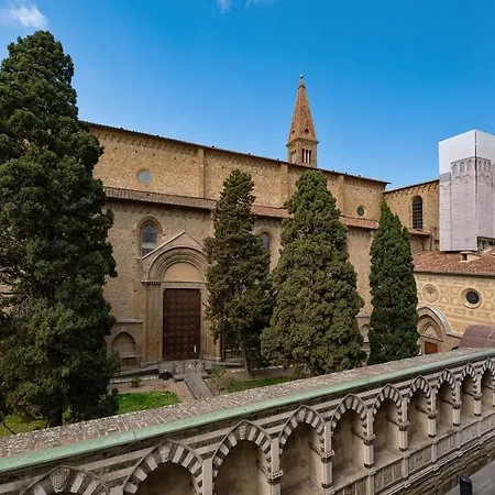Charm: Piazza View Apartment Florence