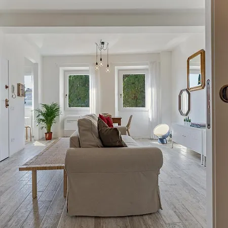 Apartment Charm: Piazza View *