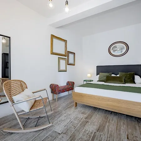 Charm: Piazza View *
