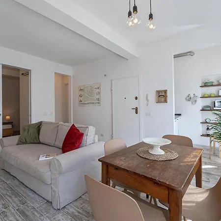 Charm: Piazza View Apartment