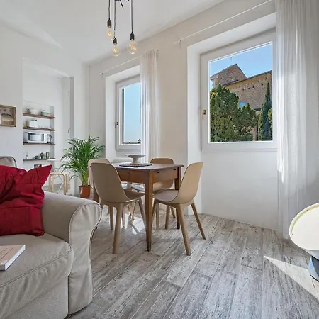 Charm: Piazza View Apartment Florence