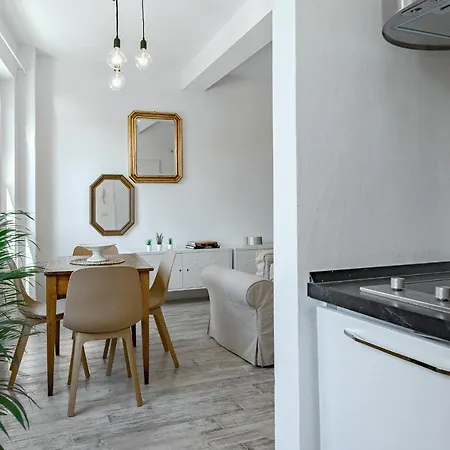Via Avelli, 4 - Charming - Delightful And Bright 3rd-floor Without Elevator, Overlooking One Of Florence's Beautiful Squares, Exceptionally Located For Exploring The