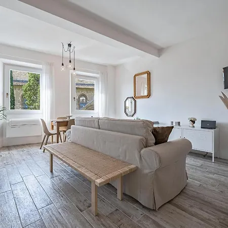 Apartment Charm: Piazza View