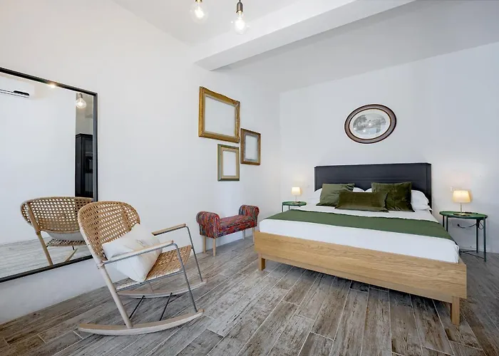Via Avelli, 4 - Daniela - Charming - Delightful And Bright 3rd-floor Without Elevator, Overlooking One Of Florence's Beautiful Squares, Exceptionally Located For Exploring The *