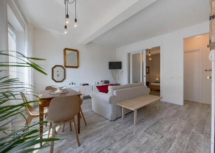 Via Avelli, 4 - Daniela - Charming - Delightful And Bright 3rd-floor Without Elevator, Overlooking One Of Florence's Beautiful Squares, Exceptionally Located For Exploring The Daire *