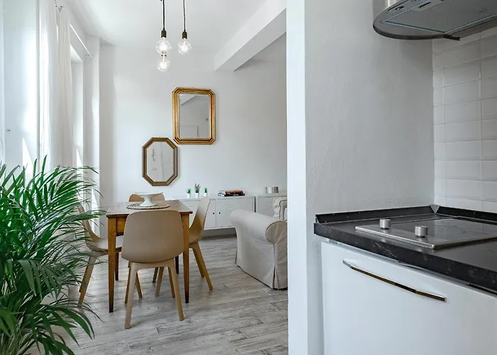 Via Avelli, 4 - Daniela - Charming - Delightful And Bright 3rd-floor Without Elevator, Overlooking One Of Florence's Beautiful Squares, Exceptionally Located For Exploring The