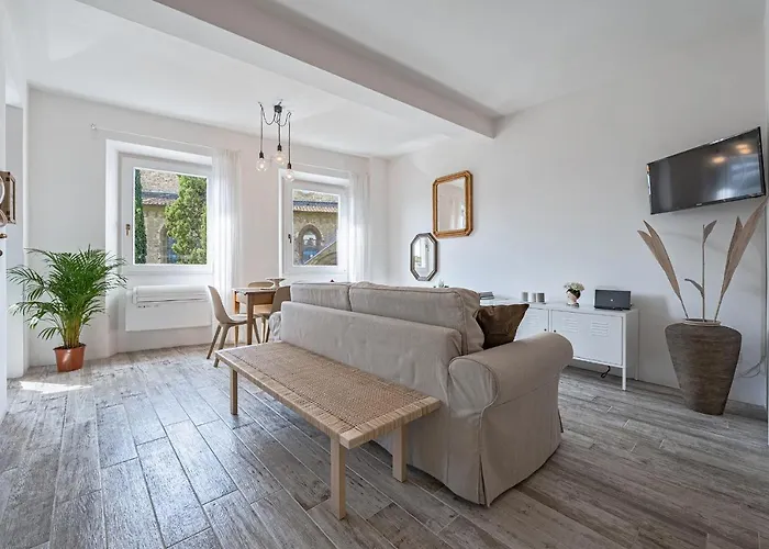 Daire Via Avelli, 4 - Daniela - Charming - Delightful And Bright 3rd-floor Without Elevator, Overlooking One Of Florence's Beautiful Squares, Exceptionally Located For Exploring The
